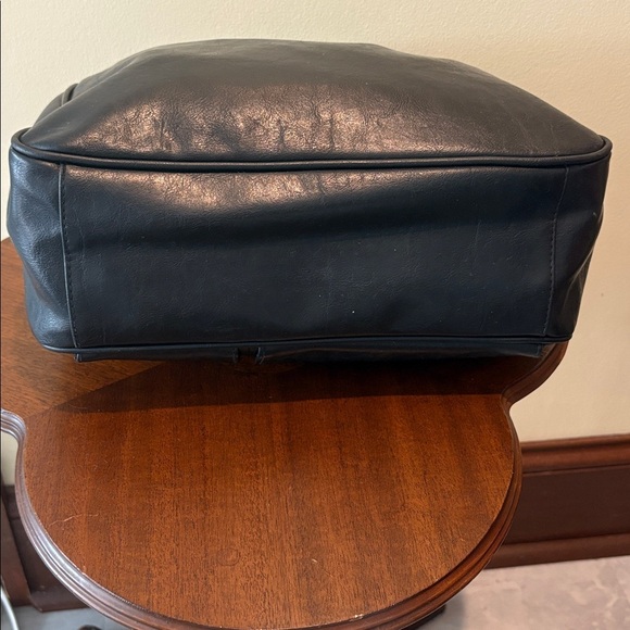 JS collection shoulder business bag tablet case 4 zippered sections soft
Black - Picture 12 of 17